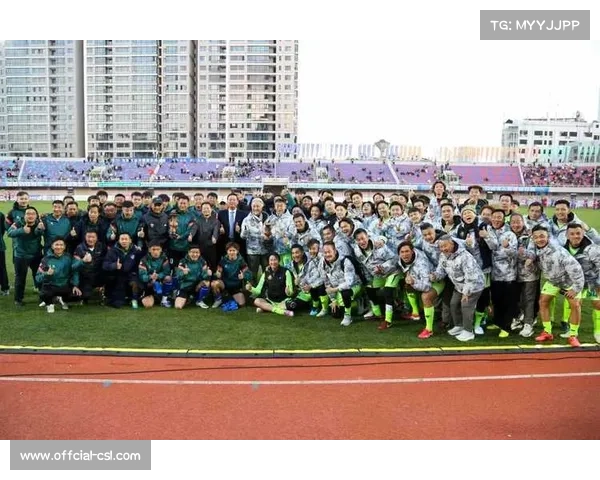 香港明星足球队走进昆明举行友谊赛，滇港比分3-4